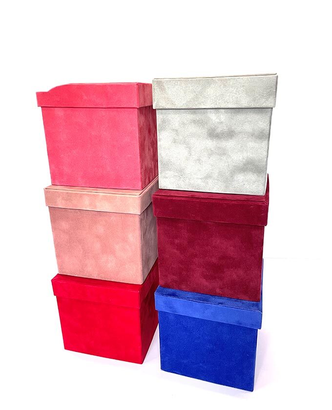 Dėžutė kvadratinė su dangteliu iš veliūro pilka