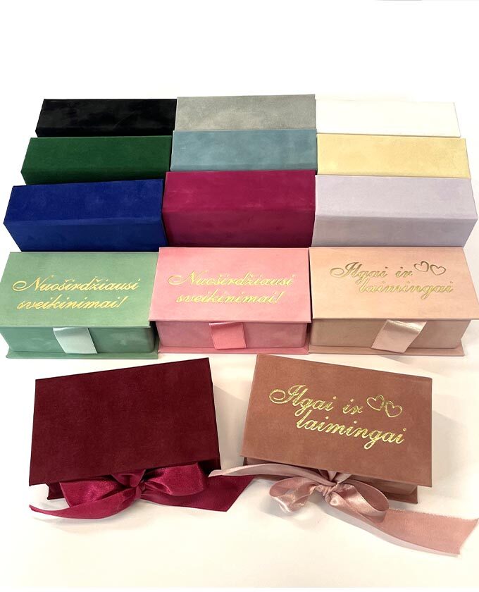 Dėžutė veliūro kreminė stačiakampio formos su satino juostele